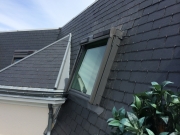 Velux avec volet motorisé solaire sur toît en ardoise