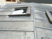 Pose d'un velux® sur toiture zinc avec volet éélectrique